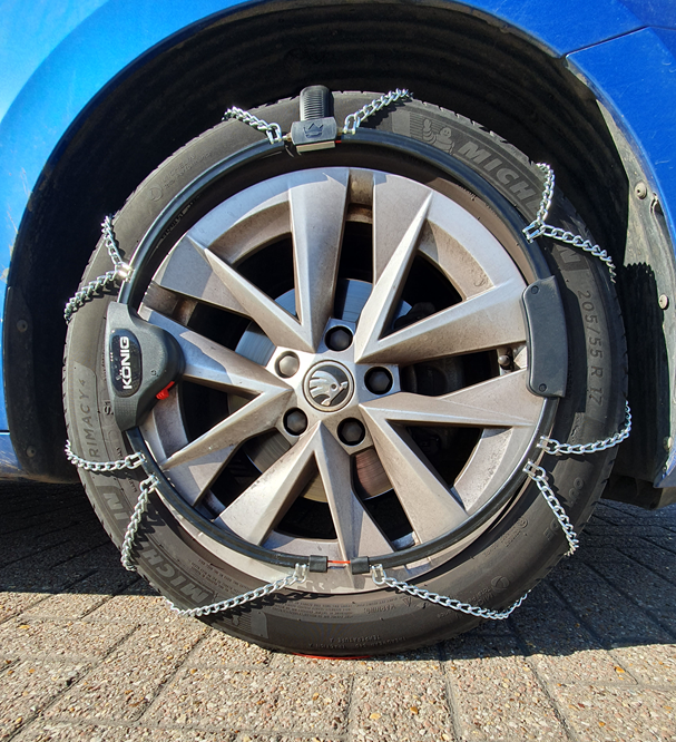 Reflex Cross, Edge & Easy-Fit Snow Chain Trial Fitting Close-Up